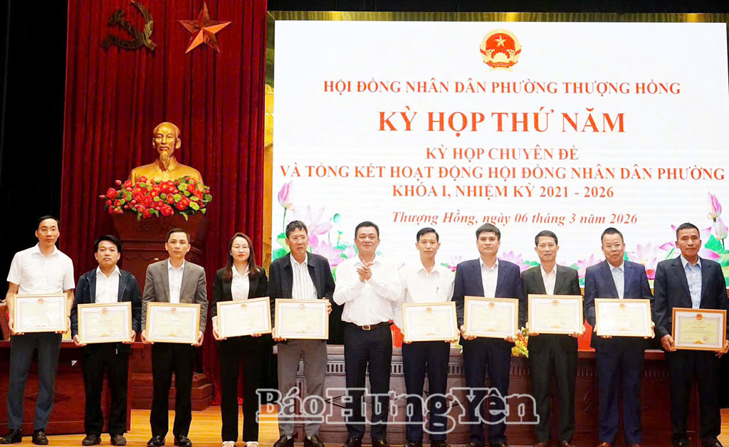 Trao giấy khen tặng các cá nhân đạt thành tích trong hoạt động của HĐND phường nhiệm kỳ 2021 - 2026.