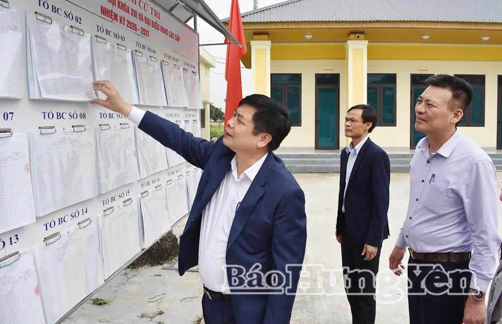 Đồng chí Phạm Văn Nghiêm, Phó Chủ tịch UBND tỉnh kiểm tra công tác bầu cử tại xã Nam Tiền Hải.