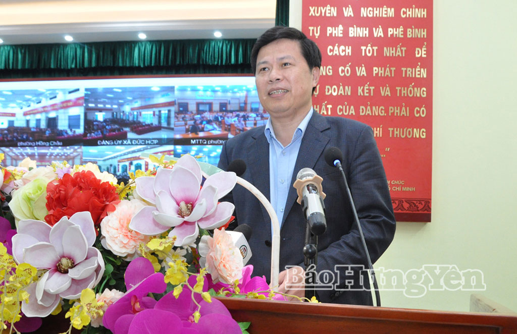 Ông Trần Quốc Toản, Phó Bí thư Thường trực Tỉnh ủy, Chủ tịch Ủy ban MTTQ Việt Nam tỉnh trình bày chương trình hành động.