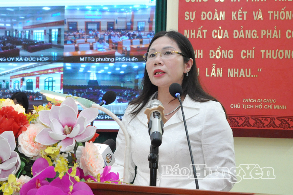 Bà Trần Thị Tuyết Hương, Phó Chủ tịch HĐND tỉnh trình bày chương trình hành động.