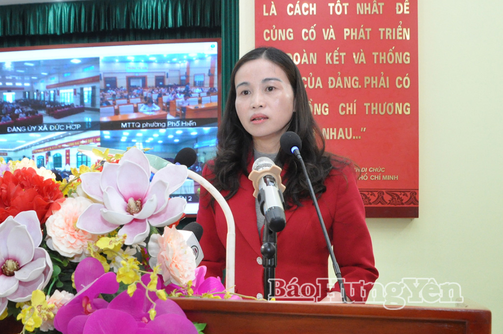 Bà Chu Ngọc Hoa Liễu, Bí thư Đảng ủy, Chủ tịch HĐND xã Đức Hợp trình bày chương trình hành động.