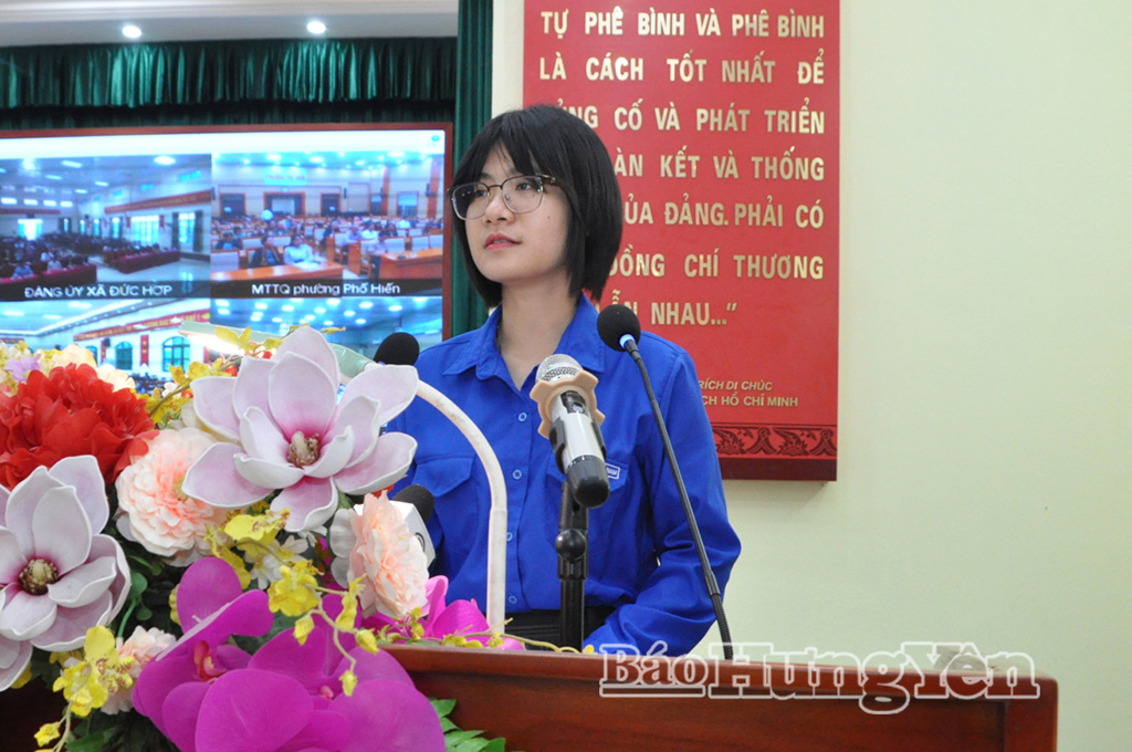 Bà Nguyễn Ngọc Anh, chuyên viên Ban công tác Thanh thiếu nhi - Cơ quan Ủy ban MTTQ Việt Nam tỉnh trình bày chương trình hành động.