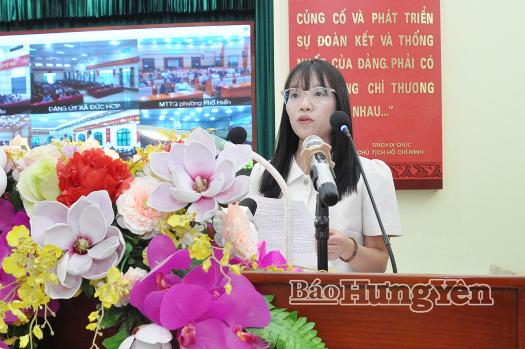 Bà Trương Thị Tuyết Chinh, giáo viên Trường Tiểu học và THCS Hồng Châu trình bày chương trình hành động.