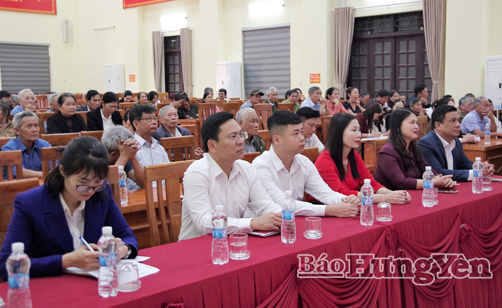 Cử tri dự hội nghị tại điểm cầu phường Hồng Châu.