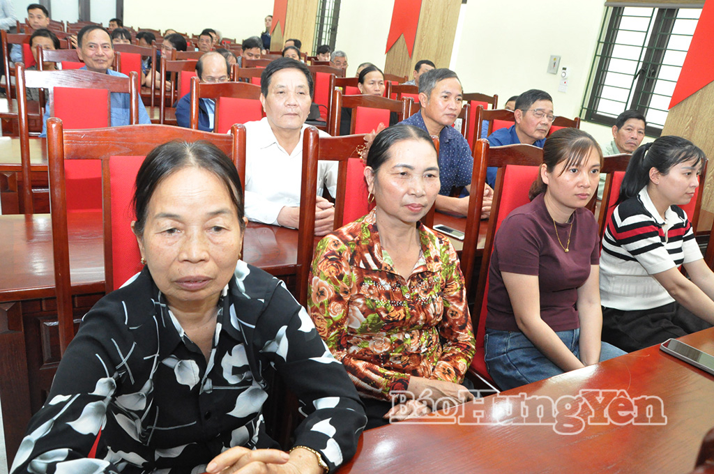 Cử tri dự hội nghị tại điểm cầu xã Lương Bằng.