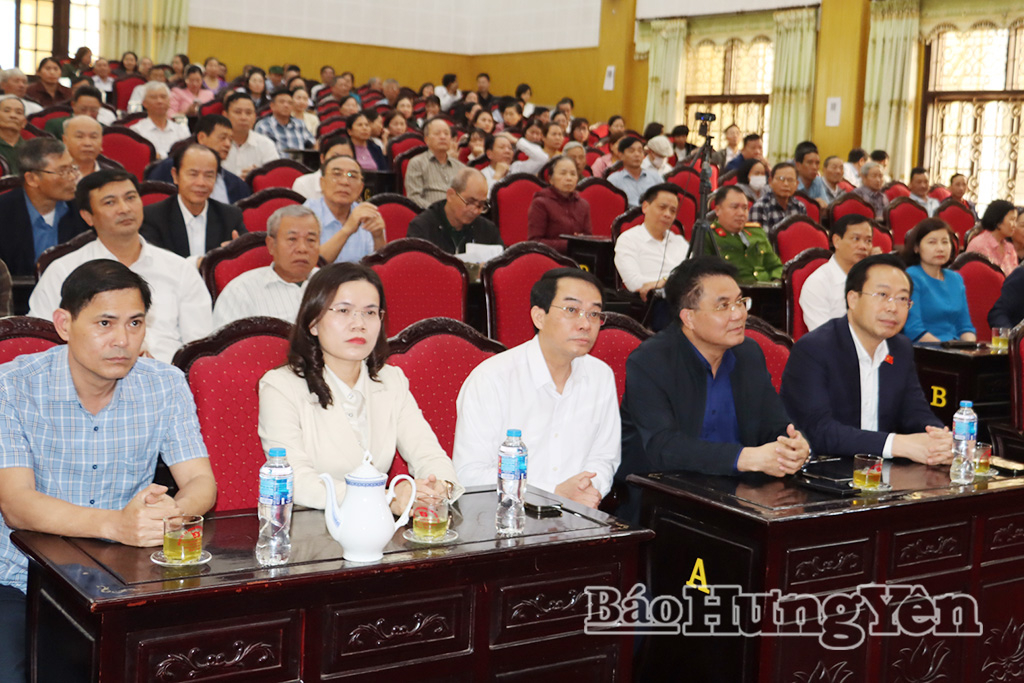 Các đại biểu và cử tri dự hội nghị.