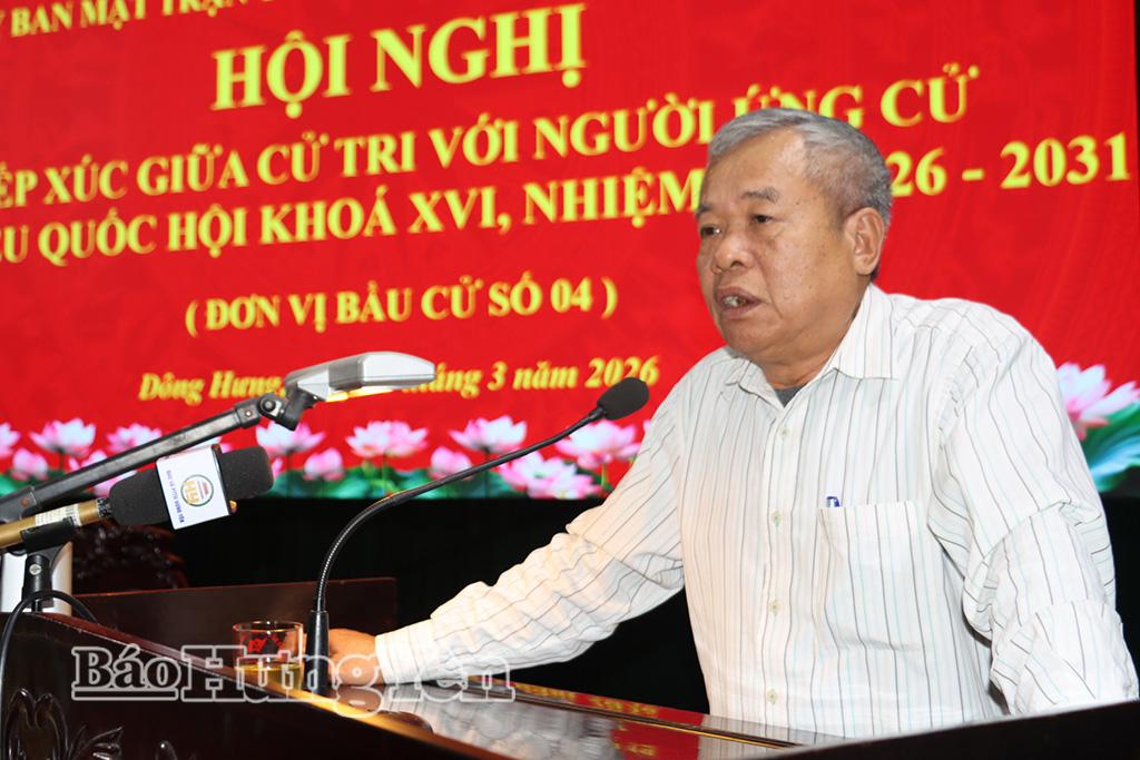 Cử tri xã Đông Hưng phát biểu ý kiến tại hội nghị.