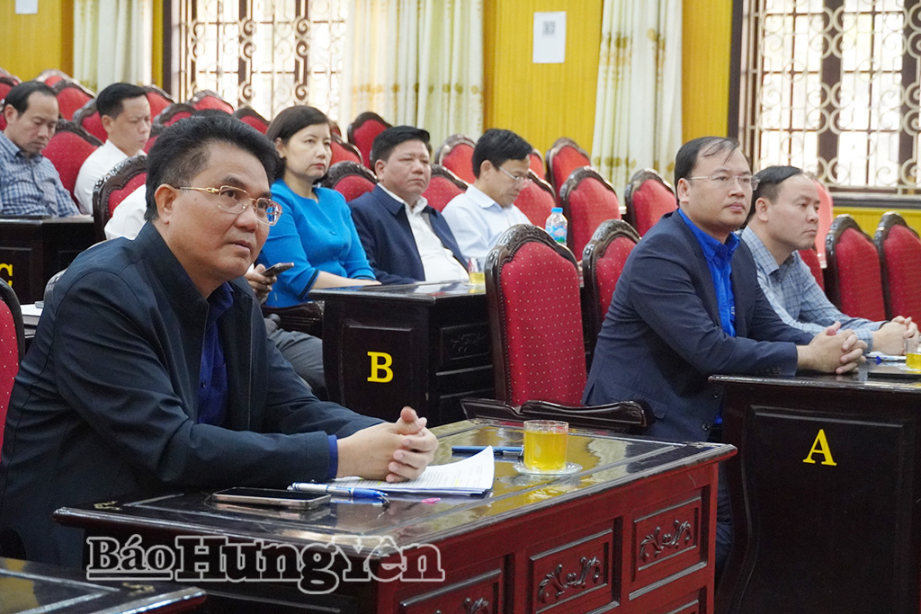 Đồng chí Phó Chủ tịch UBND tỉnh Lê Quang Hòa và các đại biểu dự cuộc họp.