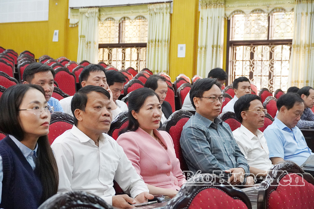 Các đại biểu dự cuộc họp.