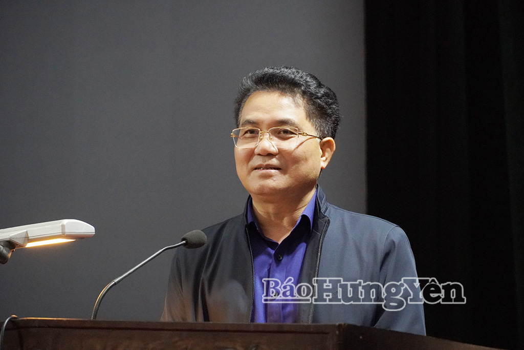 Đồng chí Phó Chủ tịch UBND tỉnh Lê Quang Hòa phát biểu tại cuộc họp.