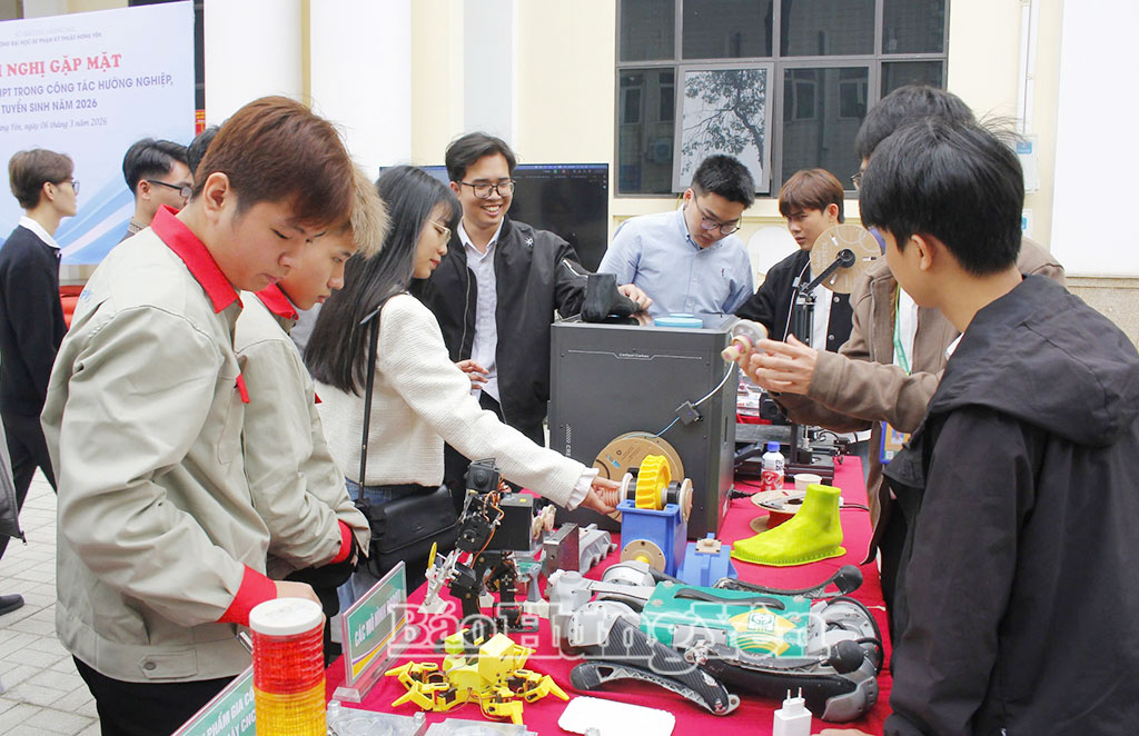 Các đại biểu tham quan mô hình do sinh viên Trường Đại học Sư phạm Kỹ thuật Hưng Yên chế tạo.