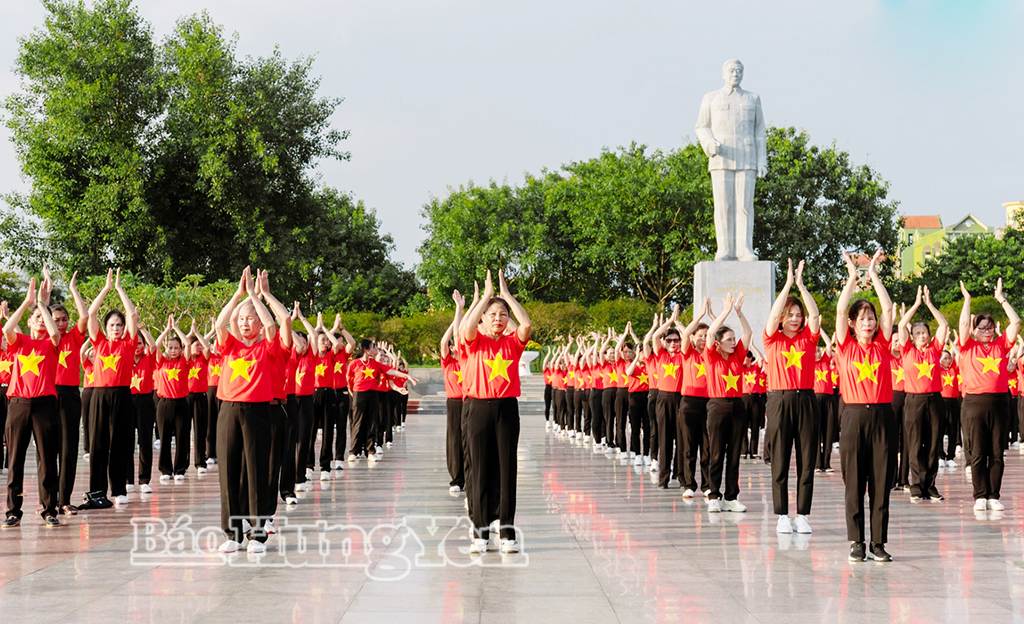 Cán bộ, hội viên phụ nữ trong tỉnh tham gia đồng diễn dân vũ.