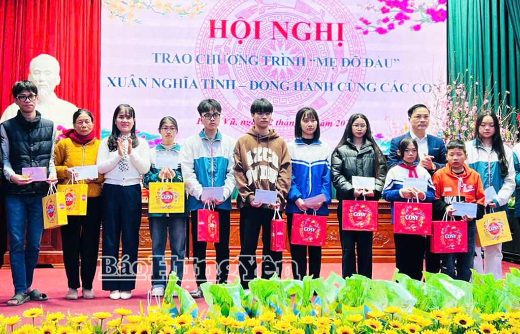 Hội LHPN xã Hồng Vũ trao hỗ trợ chương trình