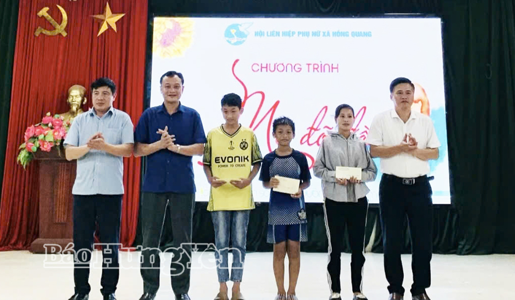 Lãnh đạo xã Hồng Quang trao tiền hỗ trợ trẻ mồ côi.