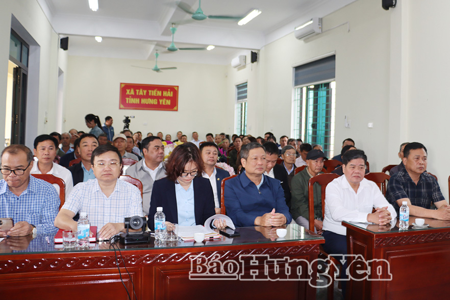 Các đại biểu và cử tri xã Tây Tiền Hải dự hội nghị.