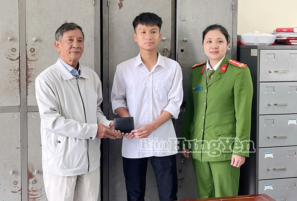 Học sinh Trường THPT Ti&ecirc;n Lữ  trả lại v&iacute; c&ugrave;ng khoảng 17 triệu đồng cho người đ&aacute;nh rơi
