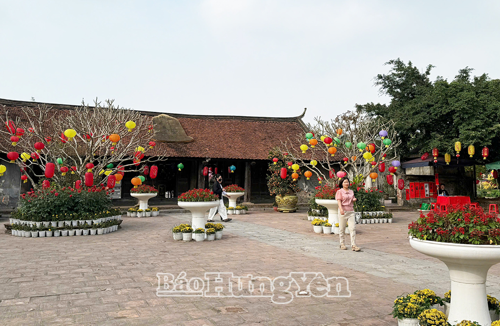 Tọa lạc tại phường Phố Hiến, chùa Chuông là một di tích kiến trúc nghệ thuật đặc sắc - “Đệ nhất danh lam” trong quần thể Khu Di tích quốc gia đặc biệt phố Hiến.