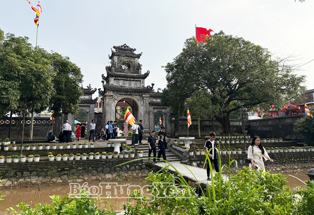 Du khách vãn cảnh chùa Chuông.