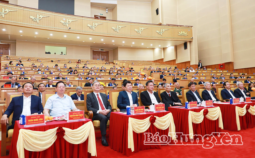 Các đồng chí lãnh đạo tỉnh, nguyên lãnh đạo tỉnh và đại biểu dự buổi gặp mặt.