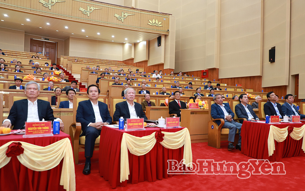 Các đồng chí lãnh đạo tỉnh, nguyên lãnh đạo tỉnh và đại biểu dự buổi gặp mặt.