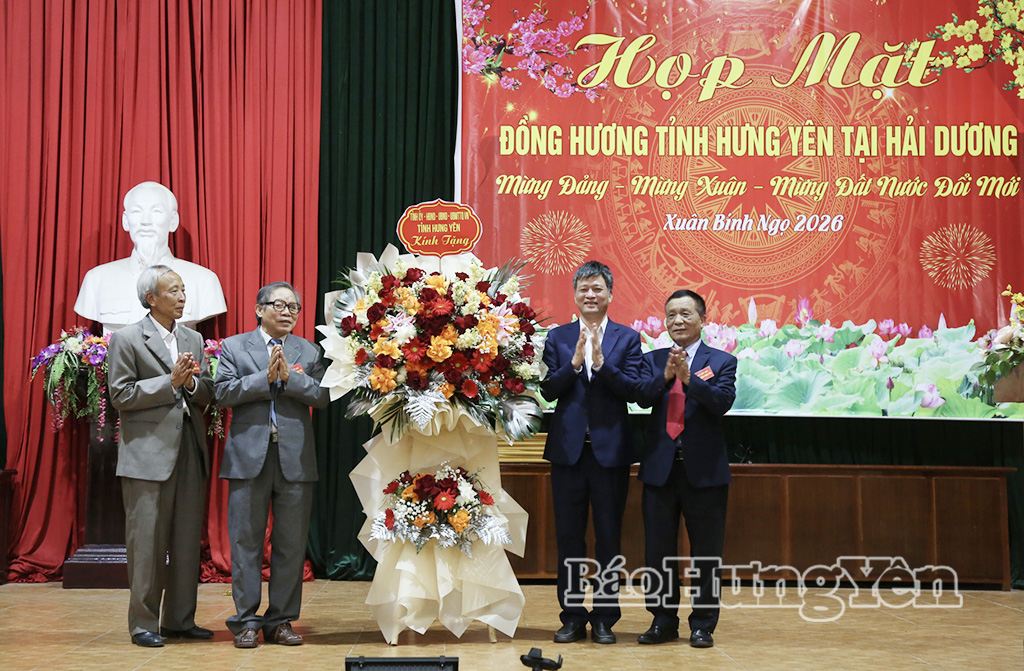 Đồng chí Phó Chủ tịch Thường trực HĐND tỉnh Lê Xuân Tiến tặng hoa chúc mừng Hội đồng hương Hưng Yên tại tỉnh Hải Dương cũ.