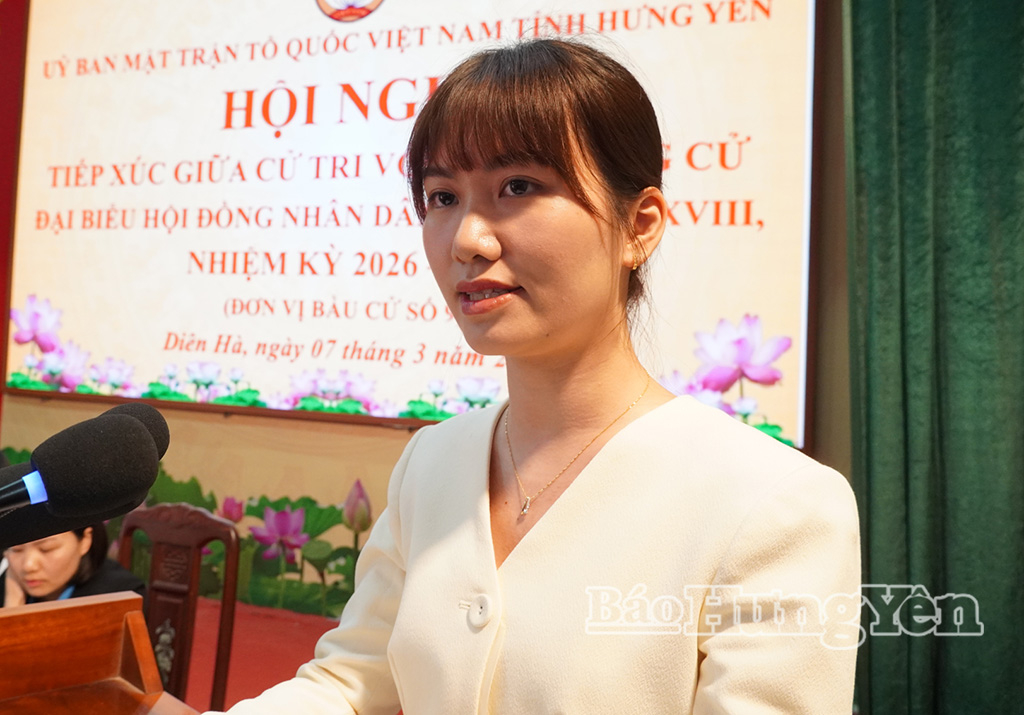 Bà Nguyễn Khánh Linh, chuyên viên phòng Công tác HĐND tỉnh trình bày chương trình hành động.