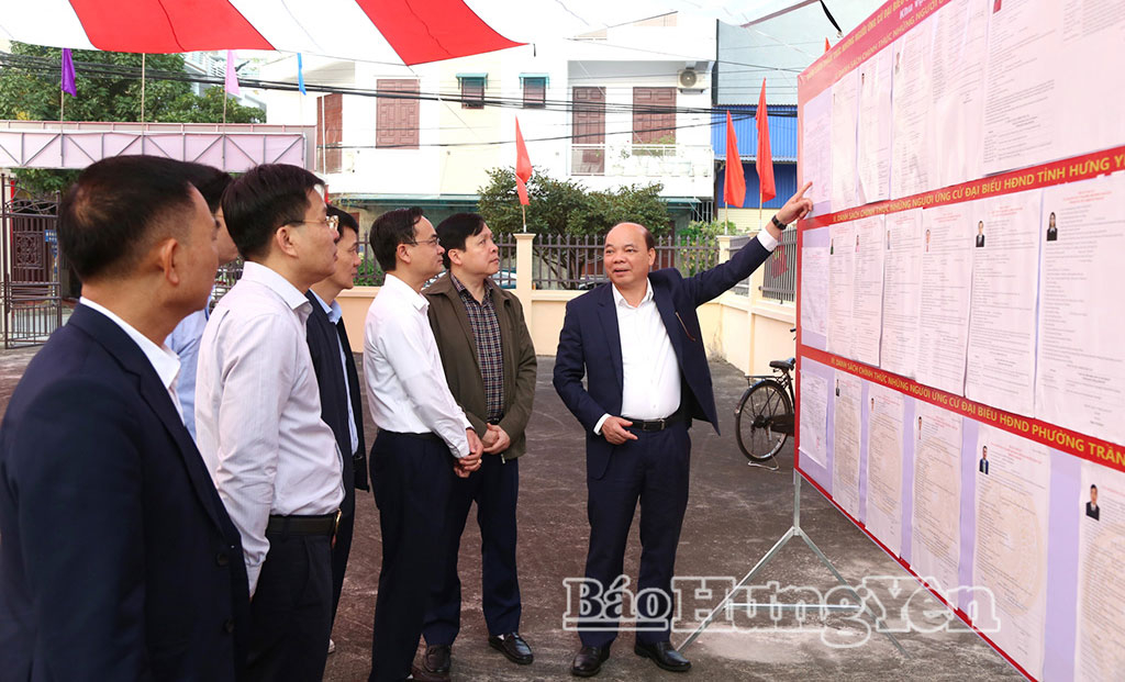 Phó Chủ tịch HĐND tỉnh Đặng Thanh Giang kiểm tra việc niêm yết danh sách cử tri tại khu vực bỏ phiếu phường Trần Lãm.