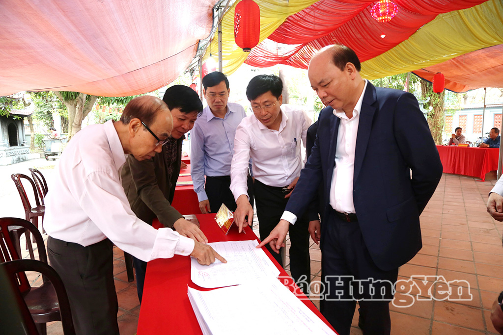 Đồng chí Phó Chủ tịch HĐND tỉnh, Phó Chủ tịch Ủy ban Bầu cử tỉnh kiểm tra thực hành xử lý một số tình huống giả định phát sinh trong quá trình VV88id casino và khuyến mãi tại phường Trần Lãm.