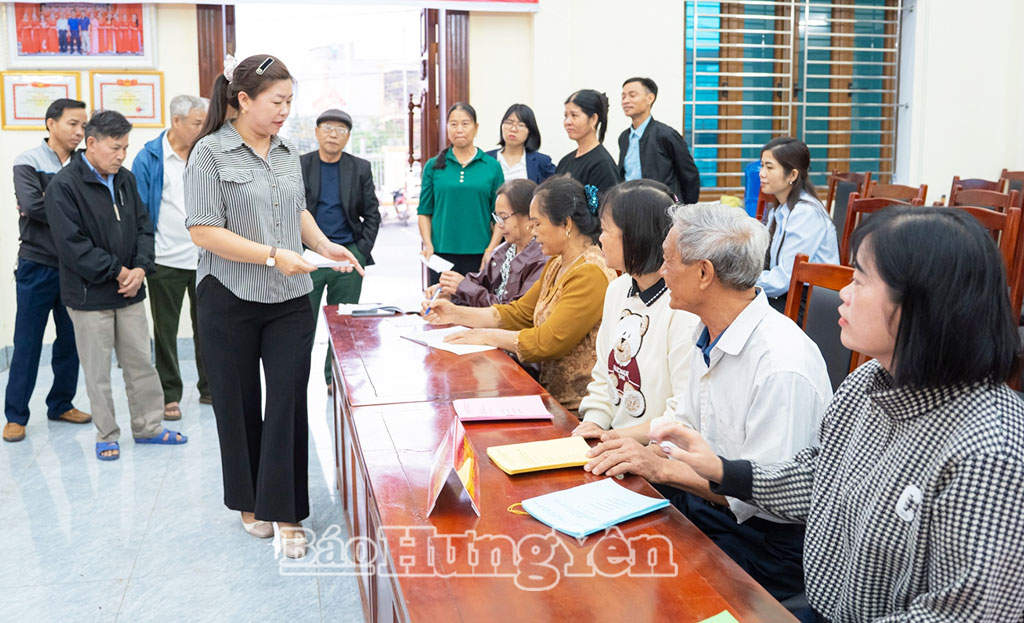 Vận hành thử nghiệm quy trình bỏ phiếu. Ảnh: Vũ Huế