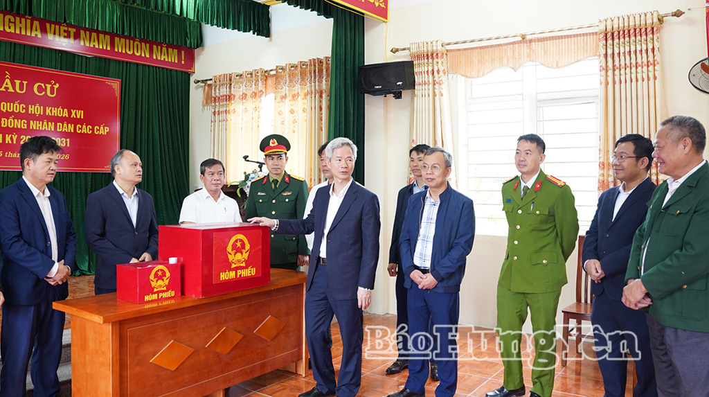 Đồng chí Đào Hồng Vận kiểm tra công tác chuẩn bị VV88id casino và khuyến mãi tại xã Xuân Trúc.