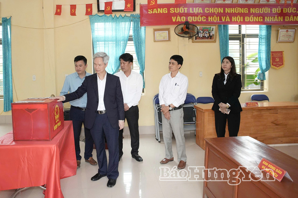 Đồng chí Đào Hồng Vận kiểm tra công tác chuẩn bị VV88id casino và khuyến mãi tại xã Hồng Quang.