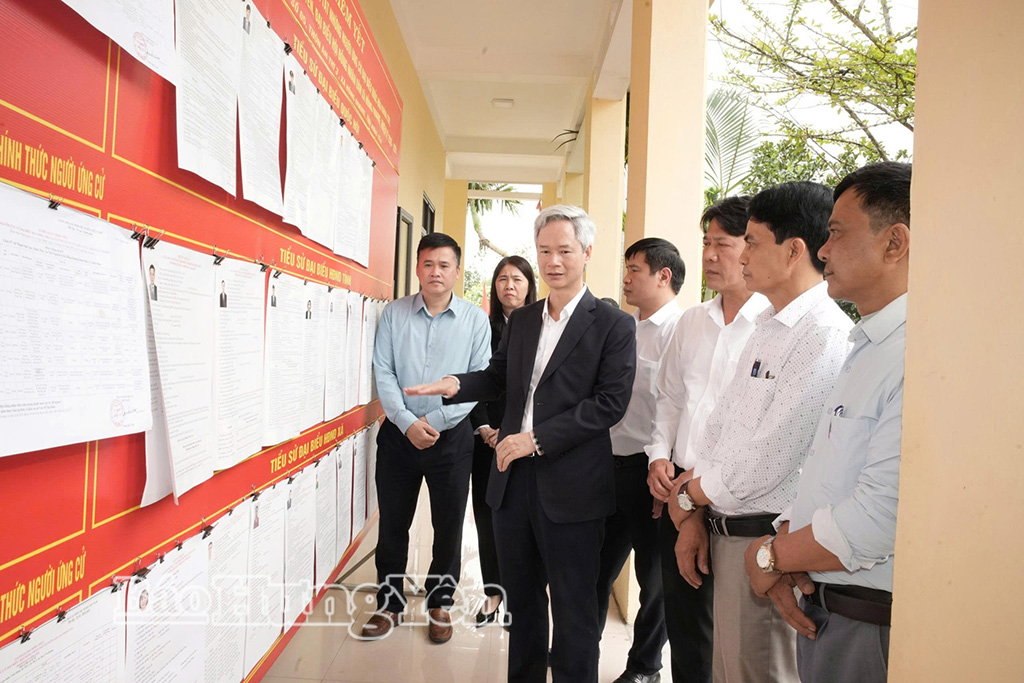 Đồng chí Đào Hồng Vận kiểm tra công tác chuẩn bị VV88id casino và khuyến mãi tại xã Hồng Quang.