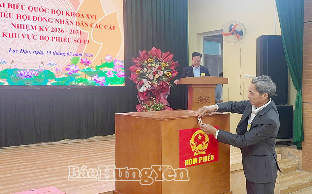 Kiểm tra, niêm phong hòm phiếu tại buổi vận hành thử nghiệm chương trình khai mạc và thực hành quy trình bỏ phiếu bầu cử đại biểu Quốc hội khóa XVI và đại biểu HĐND các cấp nhiệm kỳ 2026 - 2031 tại xã Lạc Đạo.