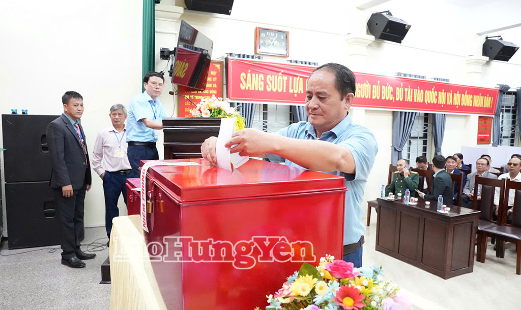 Vận hành thử nghiệm quy trình bỏ phiếu tại khu vực bỏ phiếu số 9, thôn Hương Quất 1, xã Chí Minh.