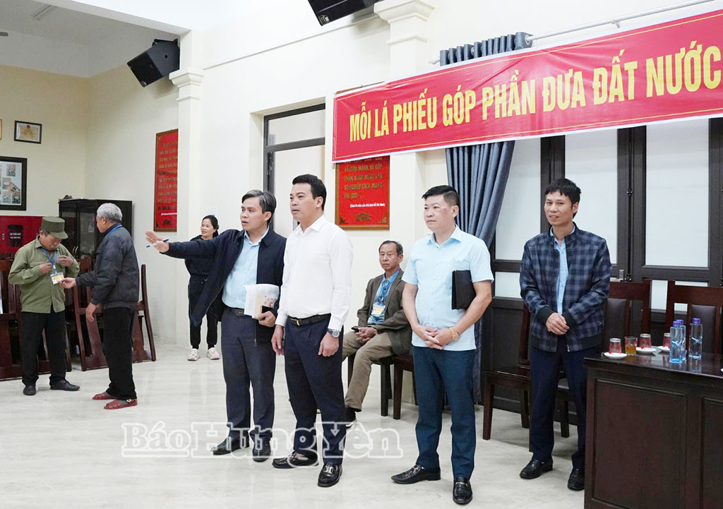 Lãnh đạo xã Chí Minh kiểm tra quá trình vận hành thử nghiệm chương trình khai mạc và quy trình bỏ phiếu tại khu vực bỏ phiếu số 9, thôn Hương Quất 1, xã Chí Minh.