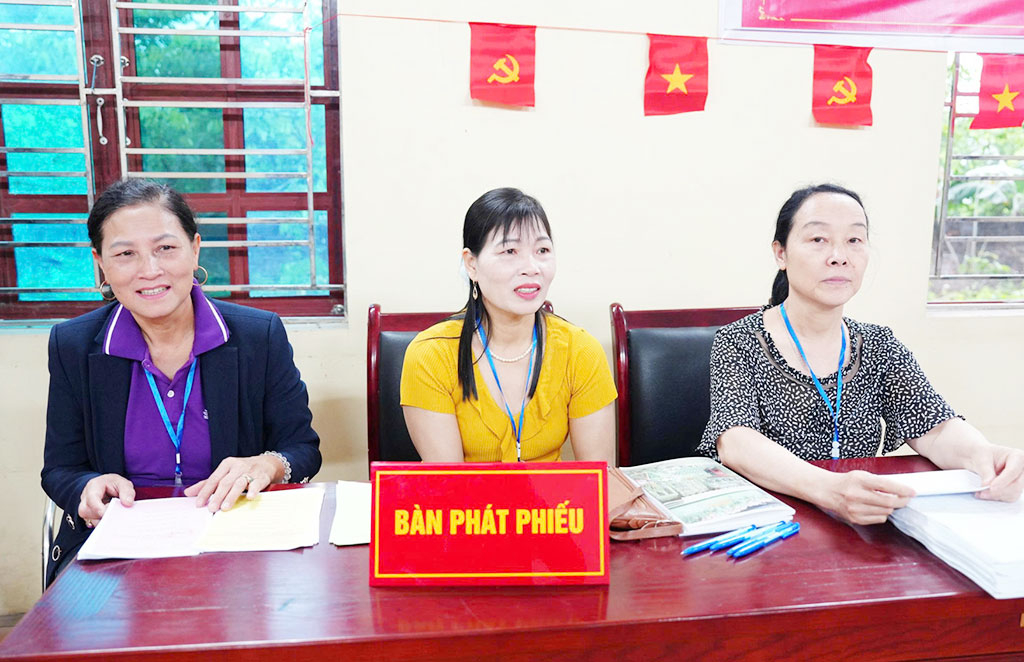 Nhân lực làm nhiệm vụ tại bàn phát phiếu khu vực bỏ phiếu số 9, thôn Đức Nhuận Thượng, xã Triệu Việt Vương đã sẵn sàng làm nhiệm vụ.