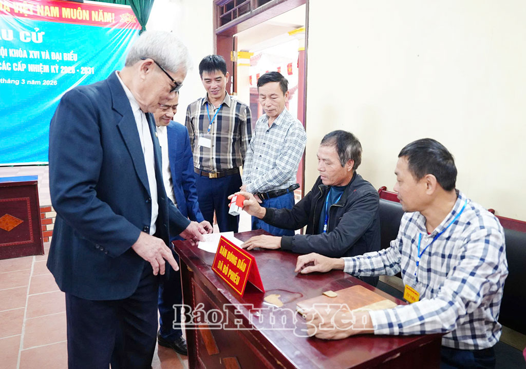 Hướng dẫn cử tri quá trình bỏ phiếu tại khu vực bỏ phiếu số 9, thôn Đức Nhuận Thượng, xã Triệu Việt Vương.
