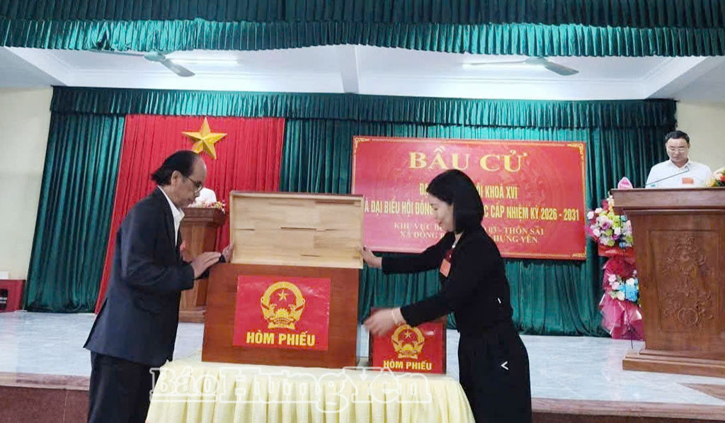 Xã Đồng Bằng vận hành thử nghiệm bước kiểm tra hòm phiếu tại khu vực bỏ phiếu số 3, thôn Sài.