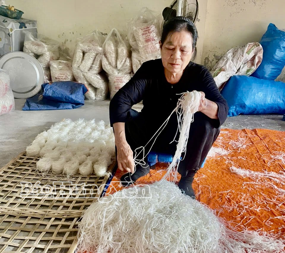 Bà Bùi Thị Hoa, xã Quỳnh Phụ gìn giữ và phát triển nghề làm bánh đa truyền thống.