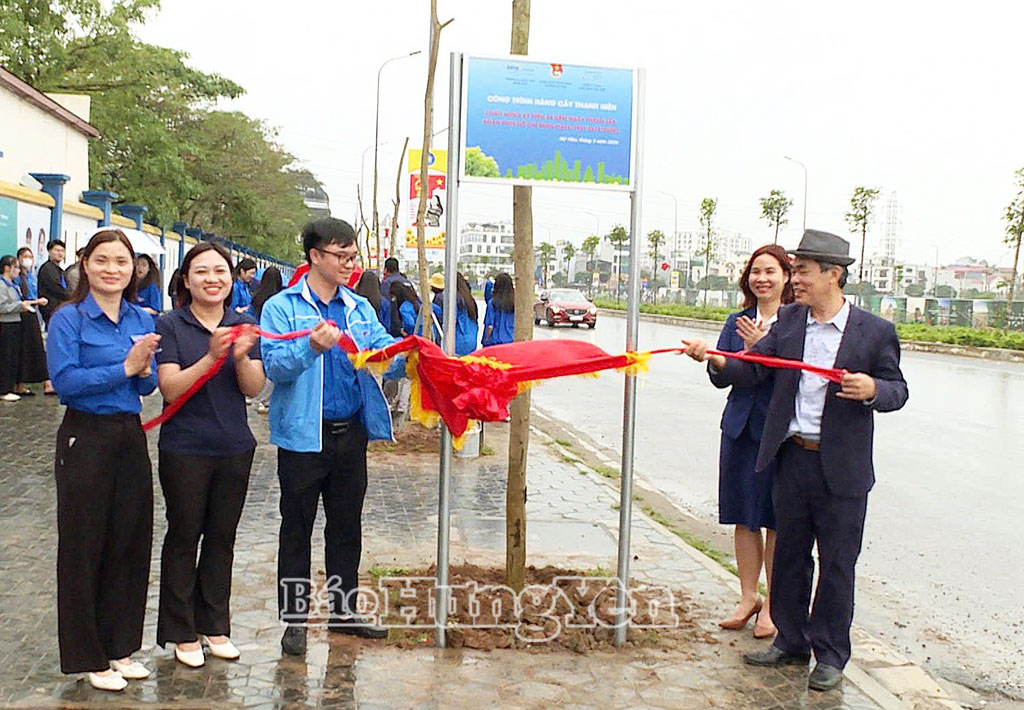 Đoàn phường Mỹ Hào phối hợp với Trường Tiểu học, THCS, THPT Hồng Đức và Công ty TNHH Linea Aqua Việt Nam thực hiện công trình “Hàng cây Thanh niên”.