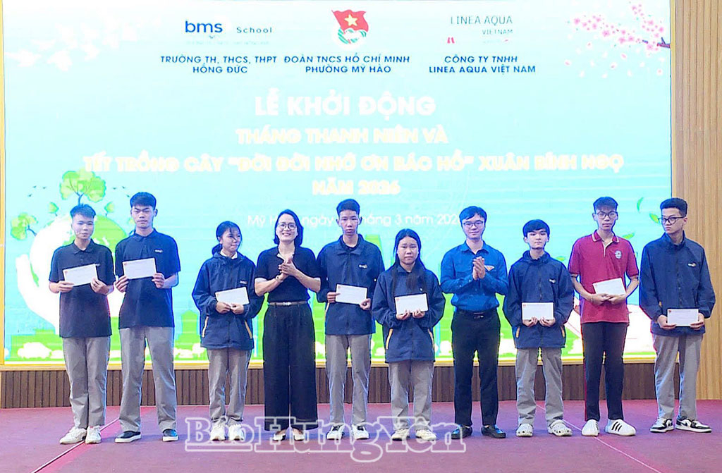 Đại diện Đoàn phường Mỹ Hào trao quà tặng học sinh có hoàn cảnh khó khăn vươn lên trong học tập.