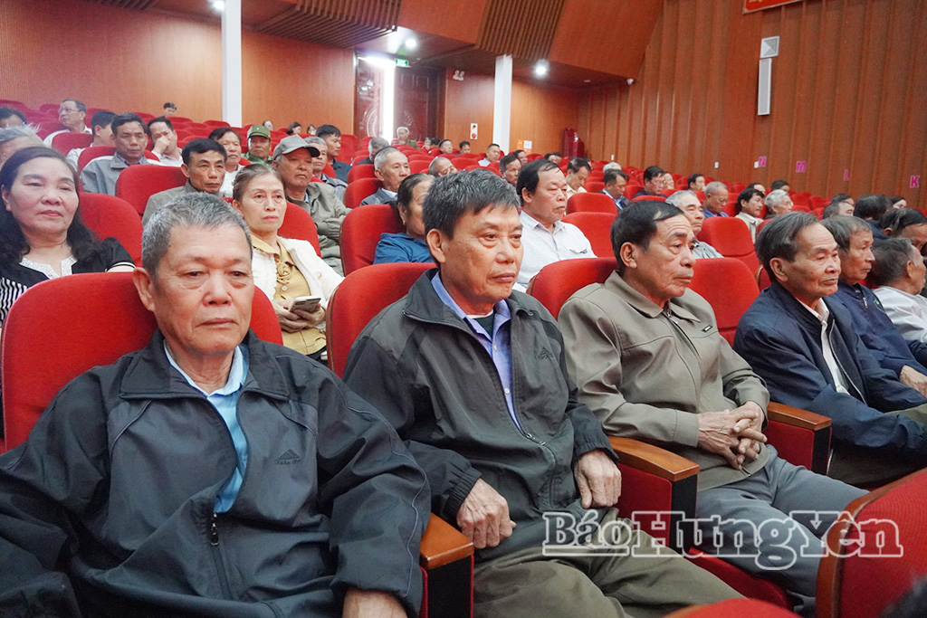 Cử tri xã Thái Thụy dự hội nghị.