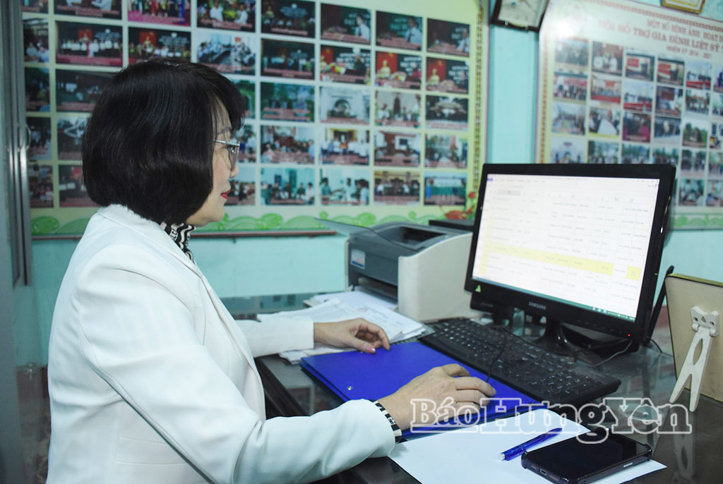  Chị Nguyễn Thị Thanh Thủy tra cứu thông tin tìm kiếm hài cốt liệt sĩ.