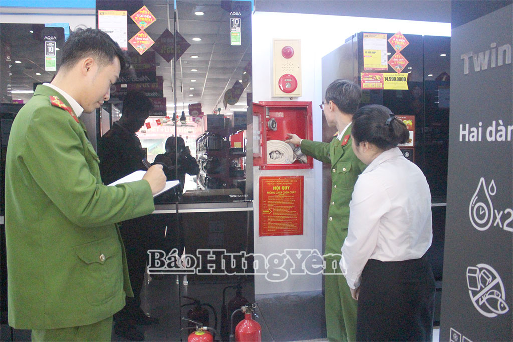Công an xã Như Quỳnh kiểm tra việc chấp hành quy định về PCCC tại một cửa hàng kinh doanh điện tử, điện lạnh trên địa bàn xã.