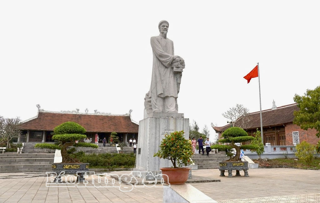 Khu lưu niệm danh nhân văn hóa Lê Quý Đôn tọa lạc tại xã Lê Quý Đôn.