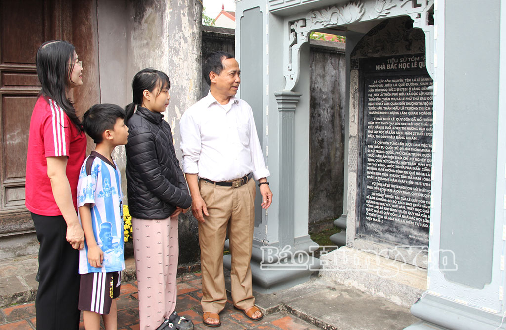 Ông Lê Quý Tự, hậu duệ đời thứ 8 của cụ Lê Quý Đôn giới thiệu với du khách về tiểu sử nhà bác học Lê Quý Đôn.