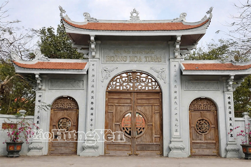 Cổng đền thờ Anh hùng dân tộc Hoàng Hoa Thám tại xã Hoàng Hoa Thám.