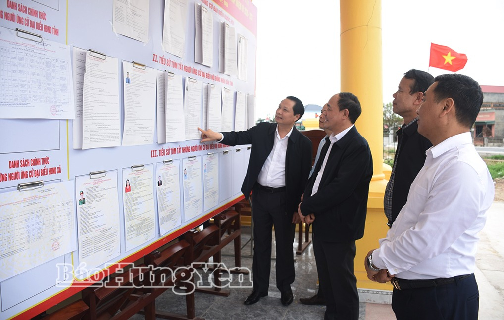 Đồng chí Trưởng ban Nội chính Tỉnh ủy kiểm tra công tác chuẩn bị bầu cử tại khu vực bỏ phiếu số 06 (thôn Mỹ, xã Đồng Bằng).