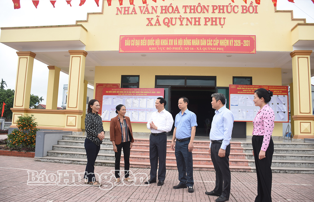 Đồng chí Trưởng ban Nội chính Tỉnh ủy kiểm tra công tác chuẩn bị bầu cử tại khu vực bỏ phiếu số 03 (thôn Phúc Bồi, xã Quỳnh Phụ).