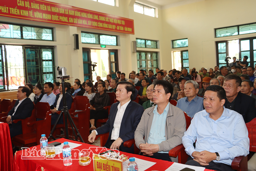 Các đại biểu và cử tri xã Nam Đông Hưng dự hội nghị.